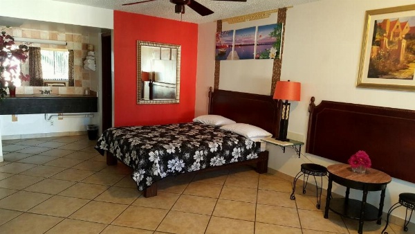 Lago Motor Inn image 12